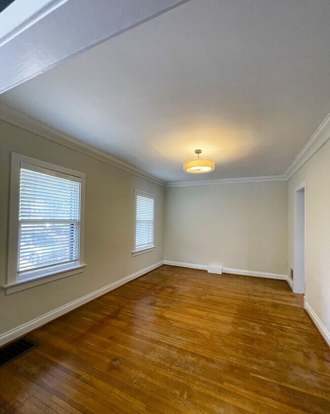 Foto del edificio - AVAILABLE NOW - Beautiful corner house in Webster Groves across the street from Avery Elementary!