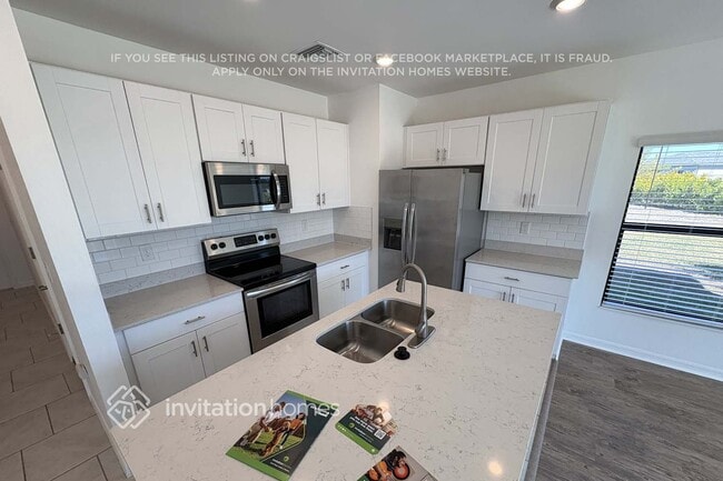 Building Photo - 2011 E Landings Wy