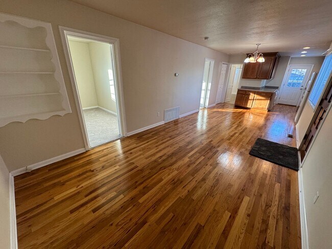 Building Photo - Cute little home with huge back yard.