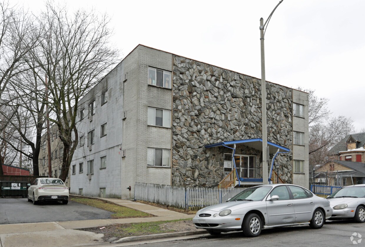 2925 W Kilbourn Ave, Milwaukee, WI 53208 Apartments in Milwaukee, WI