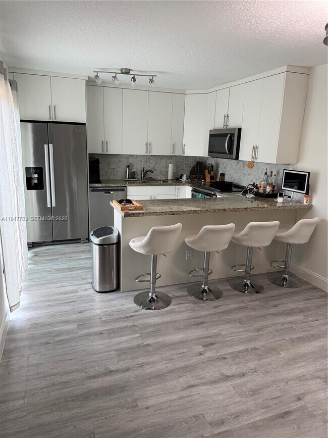 Foto del edificio - 2563 Lakeview Ct