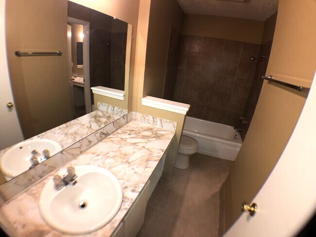 Foto del edificio - S Elm Ct Duplex