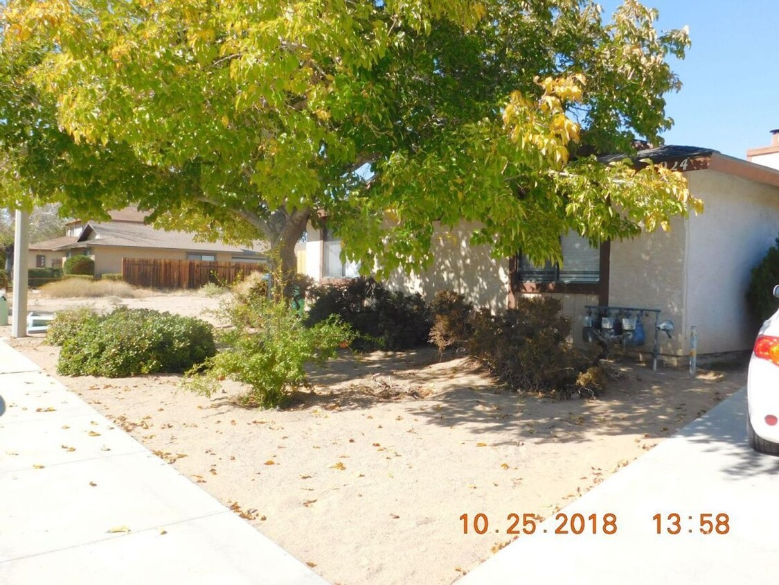 Primary Photo - Place 924 W Perdew Ave
