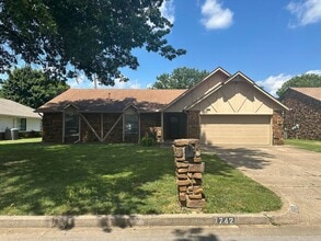 Building Photo - 7742 S 72nd E Pl