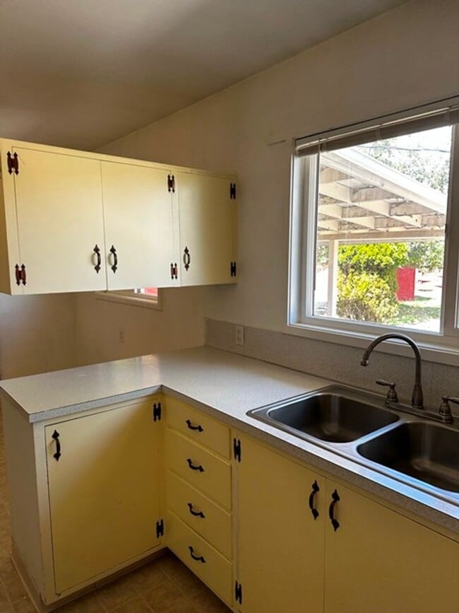 Building Photo - 3 Bedroom Home
