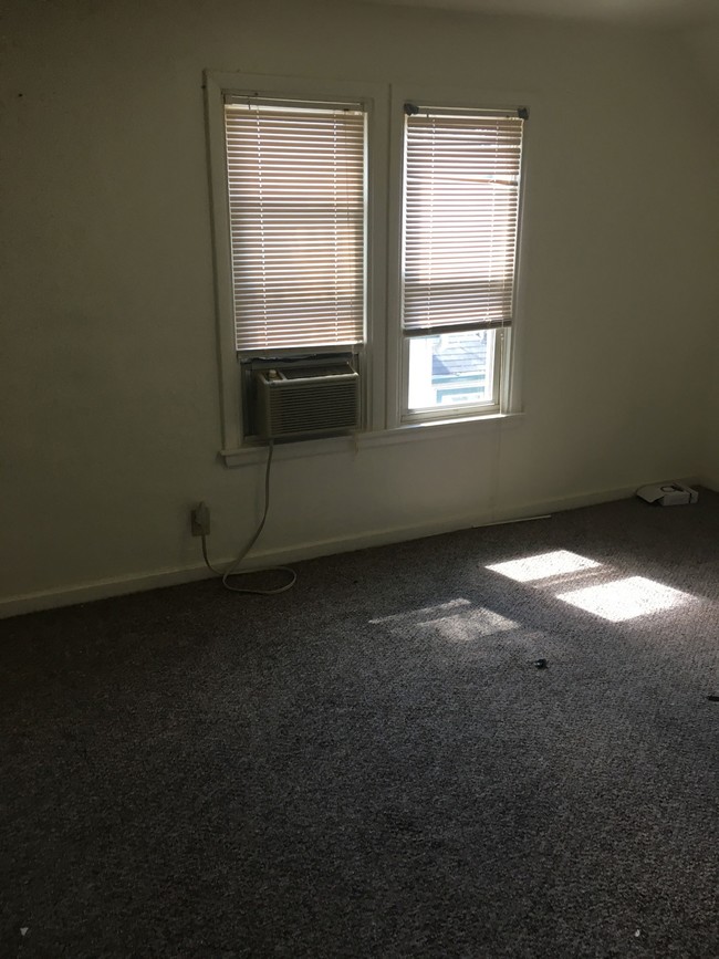 Building Photo - Affordable Six-Plex in SE Rochester
