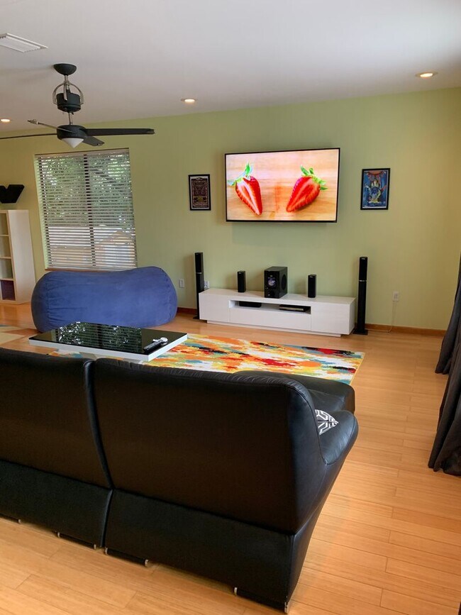 Foto del edificio - Amazing Non-Furnished 3 story contemporary 4 bedroom, 3 1/2 bathroom, 2 car garage Rental NEAR DO...