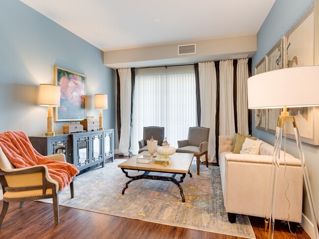 Sala de estar - Everleigh Naperville 62+ Apartment Homes