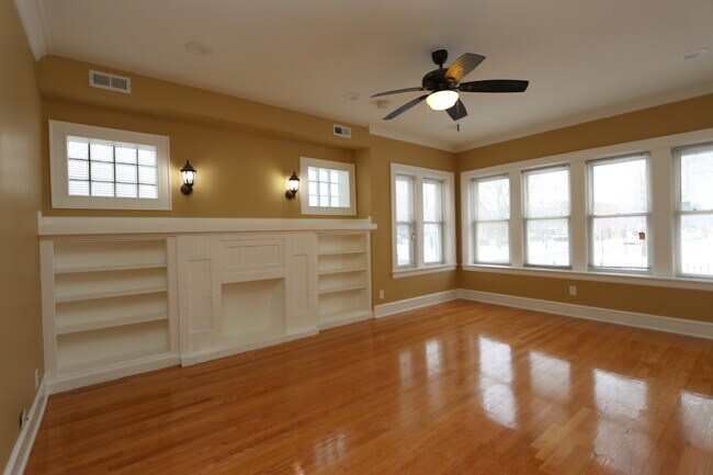 Building Photo - 4459 W Wrightwood Ave