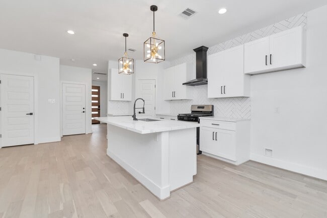 Building Photo - 2813 Drew St