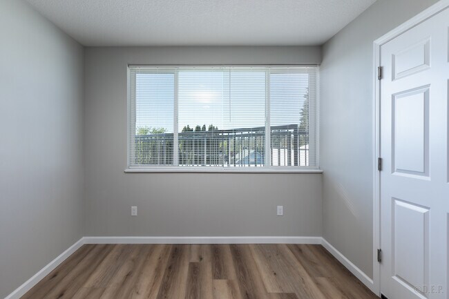 Foto del edificio - 2013 Columbia Blvd