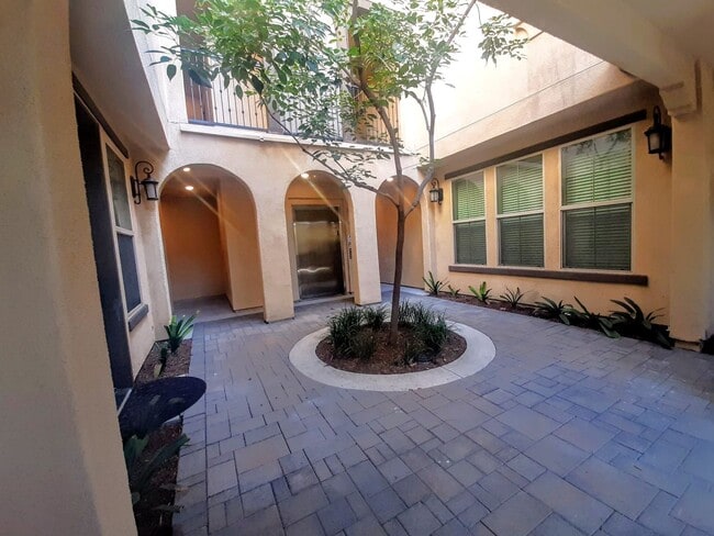 Foto del edificio - MERIDA LANE BREA 92823 (2 BED / 2 BATH)