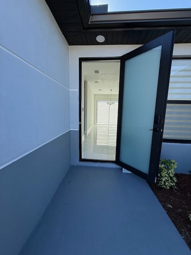 Foto del edificio - Brand-New 3-Bedroom Home for Rent in Lehigh Acres – Modern Design + Special Offer!