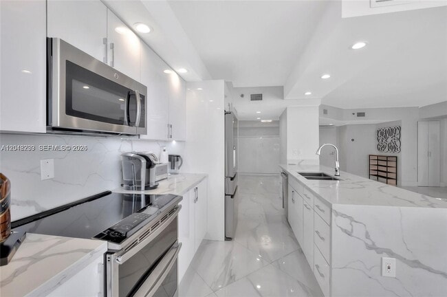 Building Photo - 16425 Collins Ave