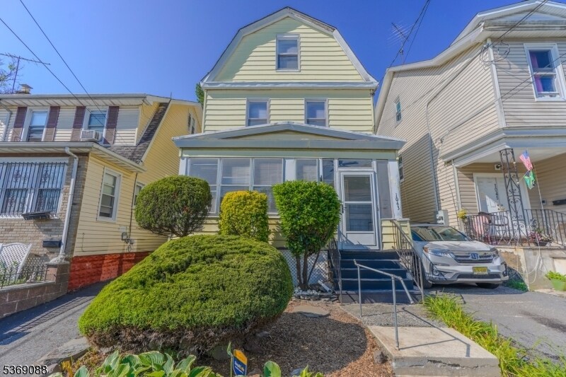 Primary Photo - 1043 18th Ave