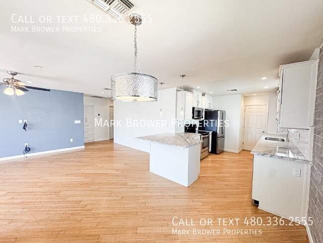 Building Photo - 1230 E Almeria Rd