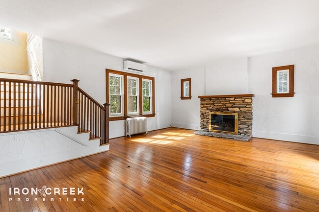 Foto del edificio - Charming Tudor Home in Historic Grove Park...