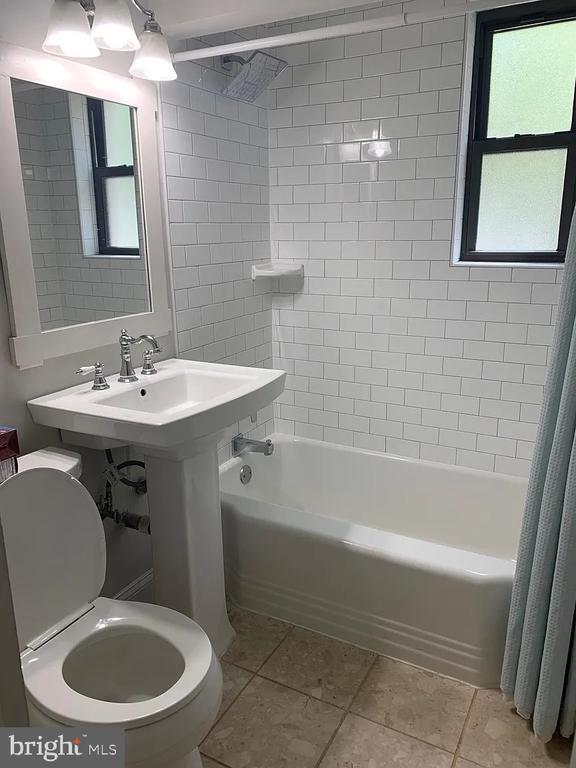 Foto del edificio - 3835 Davis Pl NW