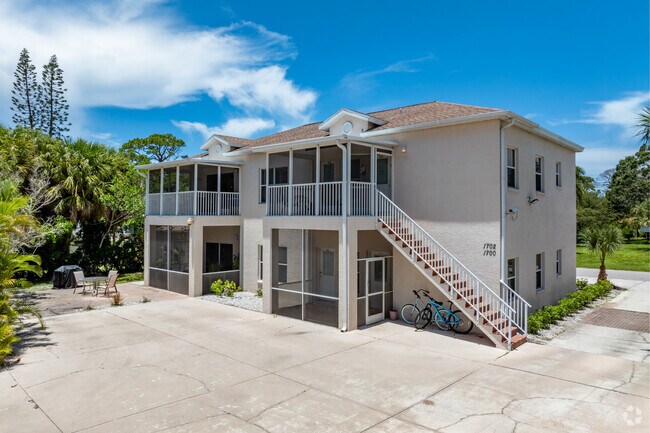 Edificio y Patios - 1700-1704 Redwood St