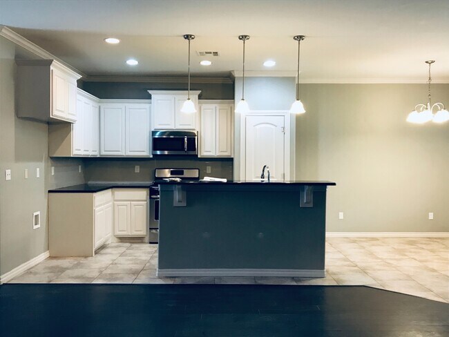 Building Photo - 3 Bedroom 2 Bath 2 Car Garage Home ***Yuko...