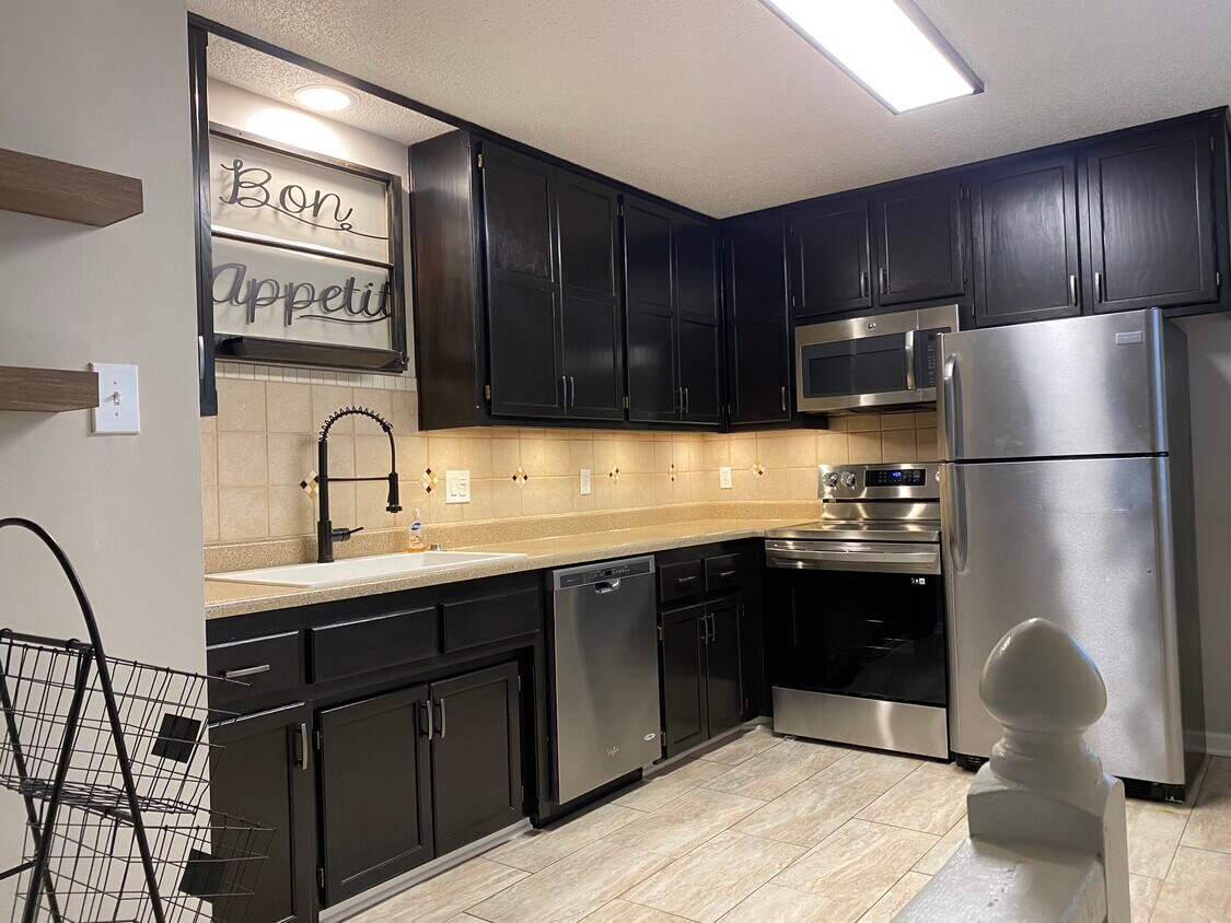 5501 NW Cimarron Dr, Parkville, MO 64152 House Rental in Parkville