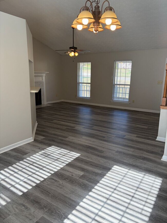 Building Photo - Tri level home