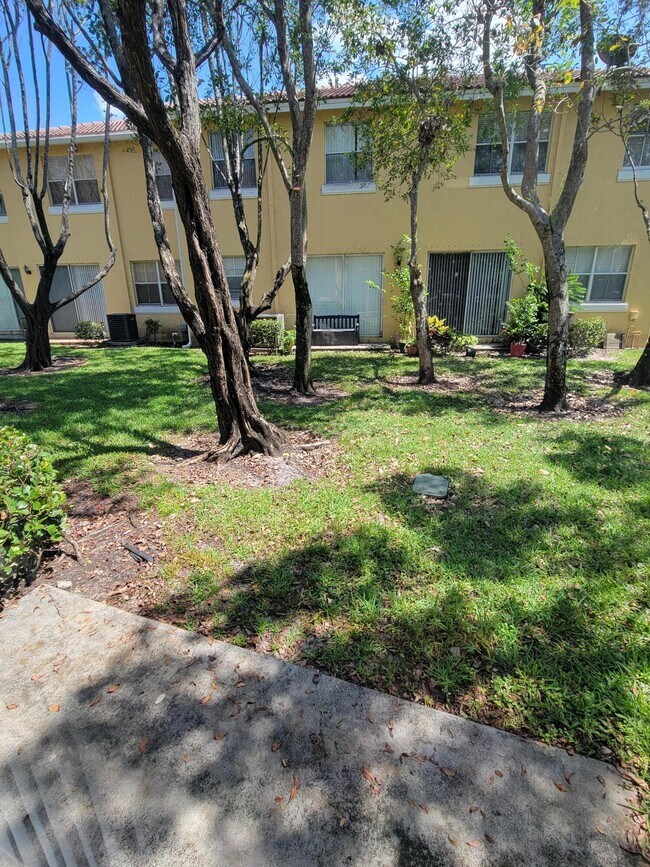 Building Photo - 2444 Shoma Dr