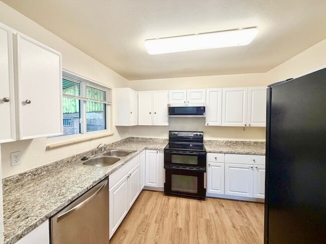 Building Photo - 387 S Queen Cir