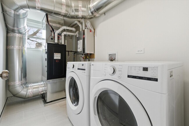 Foto del edificio - 5915 N Milwaukee Ave