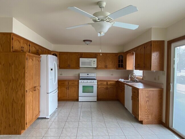 Building Photo - 16441 Paw Paw Ave