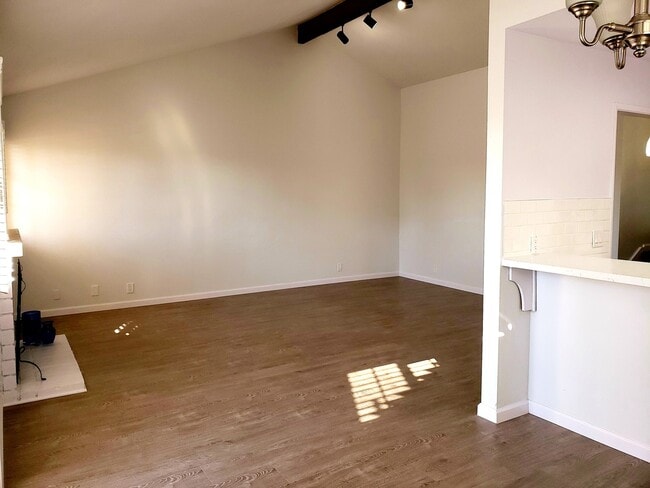 Building Photo - 512 Poinsettia Ave