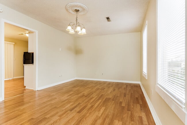 Building Photo - 732 Spring St