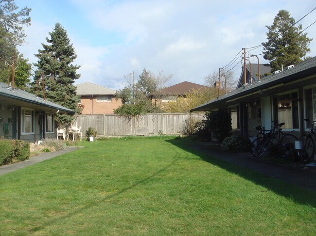 Building Photo - 6538 Ravenna Ave NE