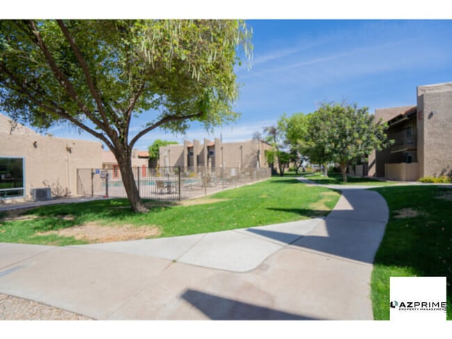 Foto del edificio - Settle Into this Beautifully Refreshed 2/1 Phoenix Condo in the Desirable Arcadia Area.