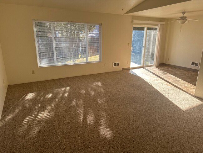 Foto del edificio - Quiet Eastside 3 Bdrm House, 2 Bath, All appliances in Kitchen, Attached Garage, Fenced Yard