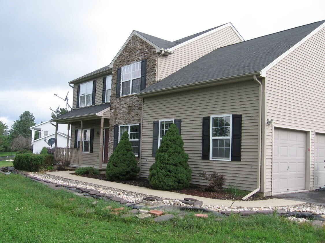 4939 Dr, Schnecksville, PA 18078 House Rental in
