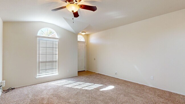 Foto del edificio - FREE DECEMBER RENT!!!