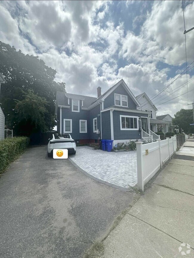 Building Photo - 317 Lynn St