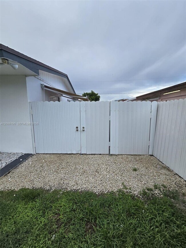 Foto del edificio - 3835 NW 185th St