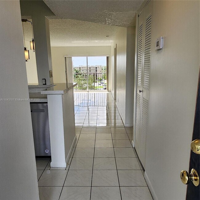 Foto del edificio - 8550 N Sherman Cir
