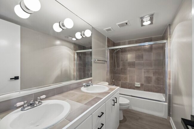 Foto del edificio - 5050 Ambassador Way