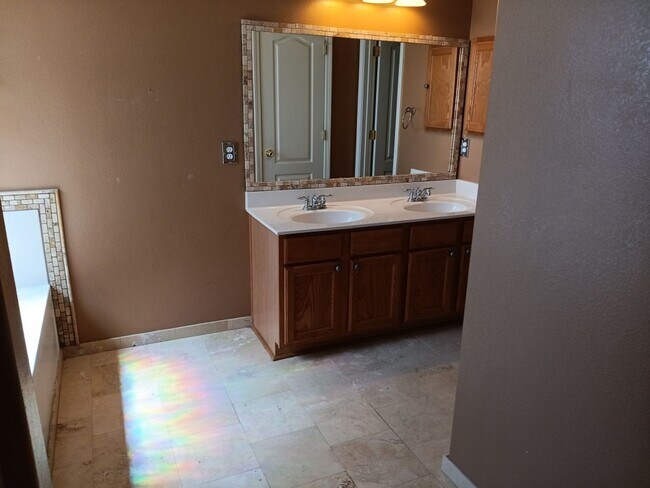 Foto del edificio - Charming 3-bedroom, 2-bathroom house! Showings Available Now!