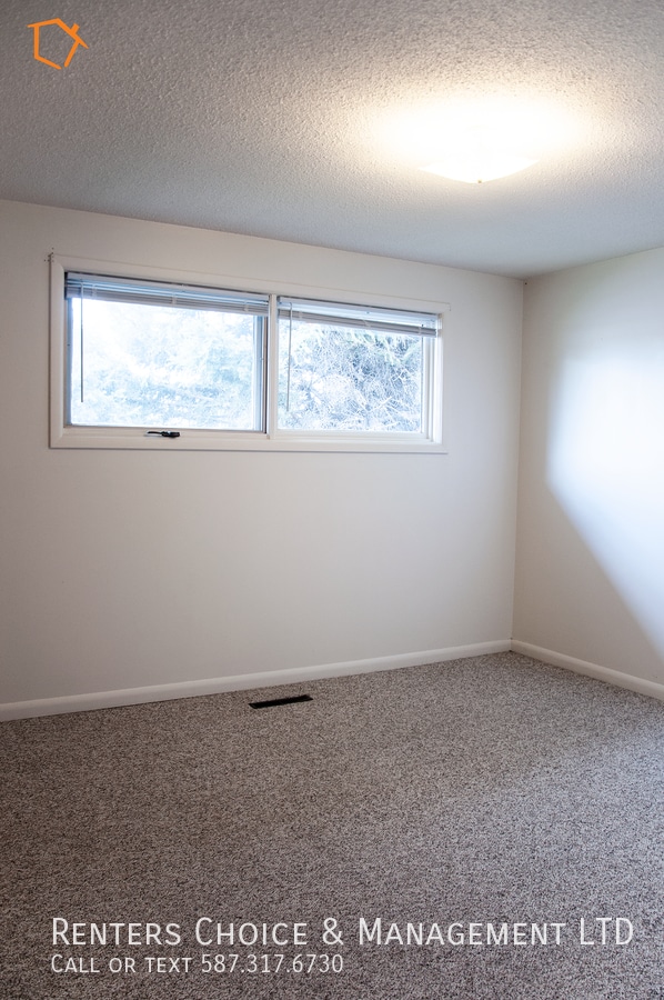 Building Photo - 2 Bedroom Main Floor, Assigned Parking, On...