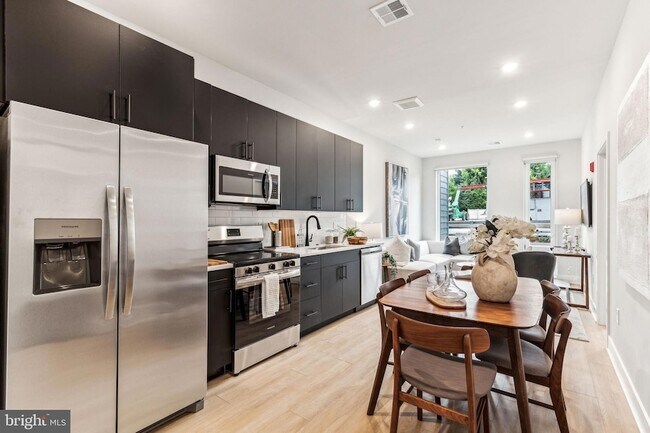 Foto del edificio - 6910 Ridge Ave