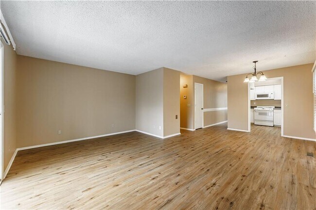Building Photo - 3 bed 1.5 bath Townhouse in Bella Vista!