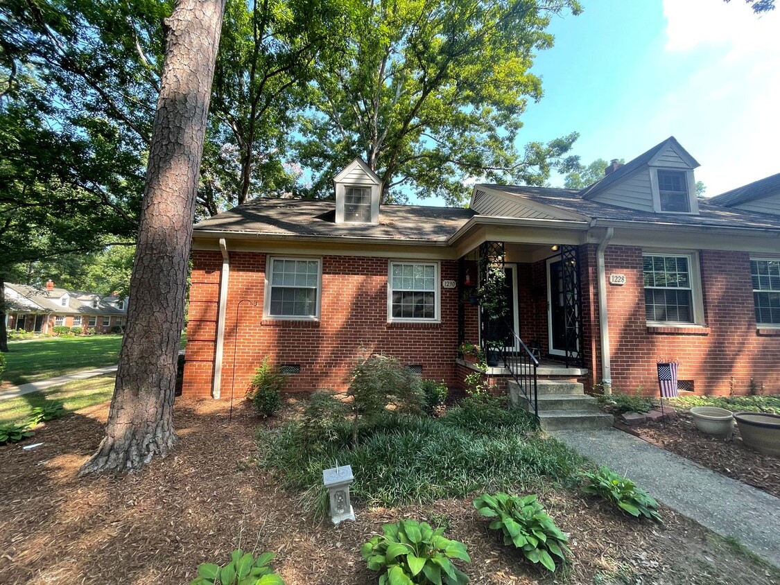 Foto principal - Adorable 2 Bedroom Condo In Whilden Place