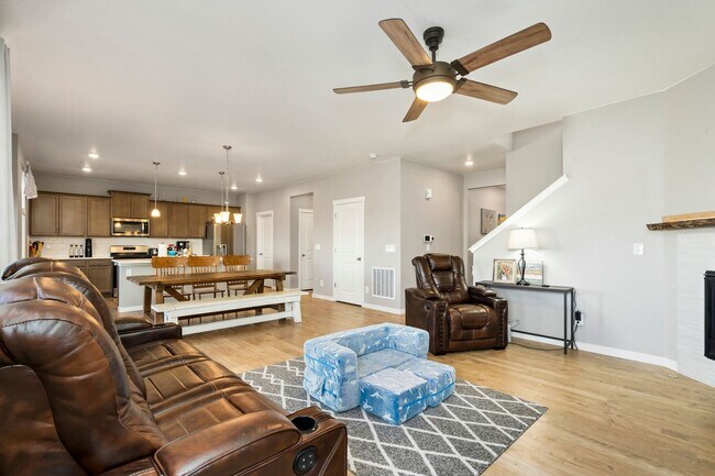 Building Photo - 4 Bedroom Overlooking Orchard in Windsor