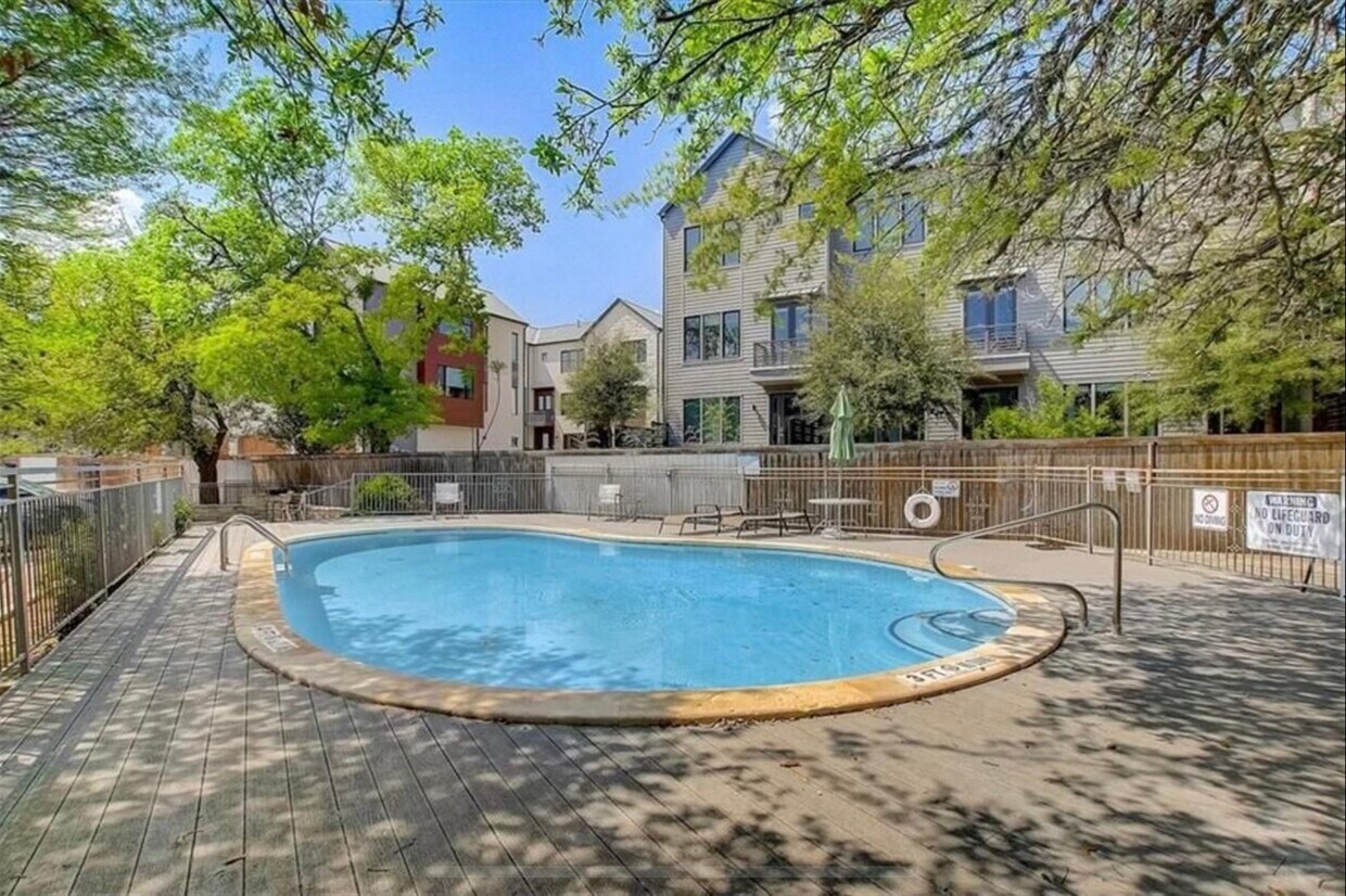 Primary Photo - 3204 Menchaca Rd
