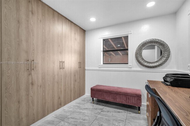 Foto del edificio - 7151 Taft St