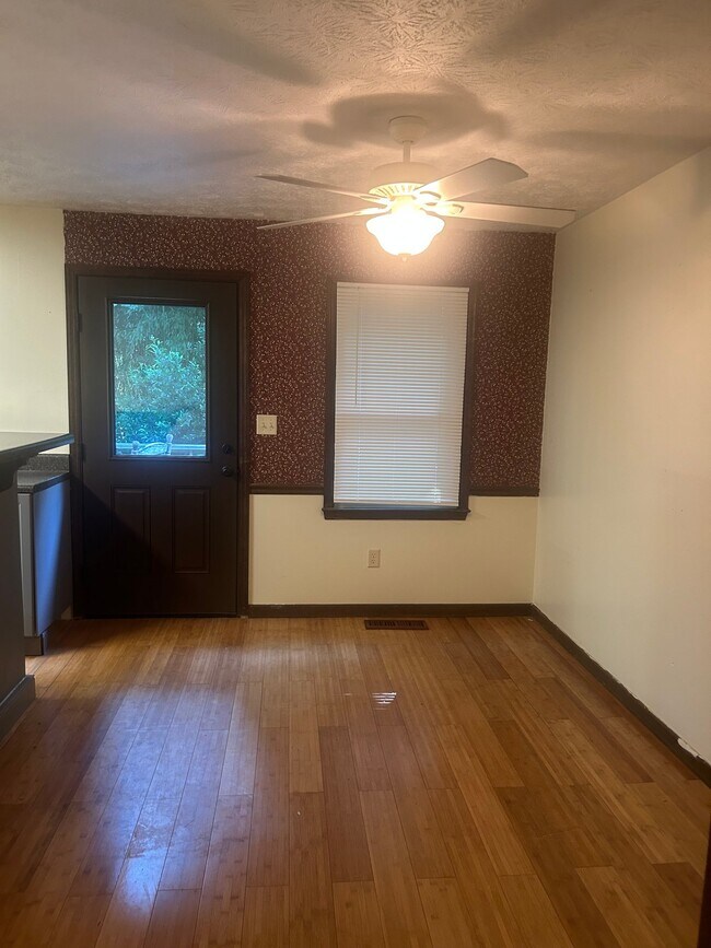 Building Photo - 198 Fairfield Cir